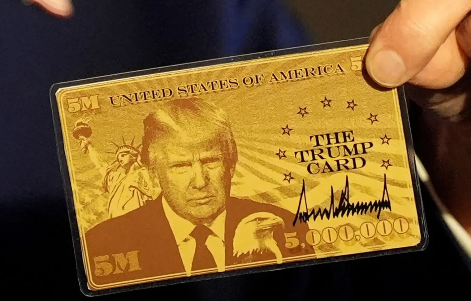 45代大統領Donald J. Trump 特別ラベル2019年　鏡面仕上げ Трамп представил «золотую карту» за $5 миллионов, украшенную его